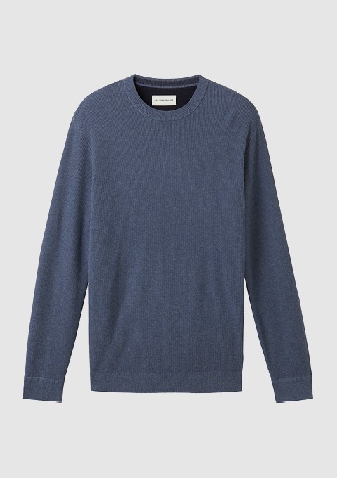 Ein blauer, langärmliger Pullover mit Rundhalsausschnitt. Ein blauer, langärmliger Pullover mit Rundhalsausschnitt.