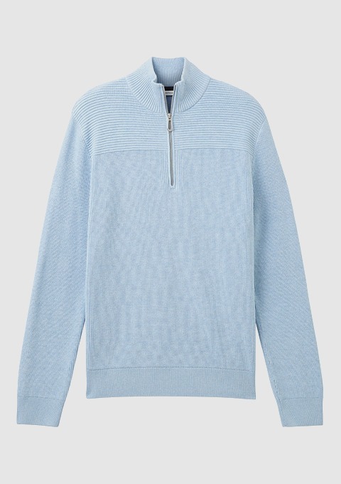 Hellblauer Pullover mit kurzem Reißverschluss und Streifenmuster. Hellblauer Pullover mit kurzem Reißverschluss und Streifenmuster.