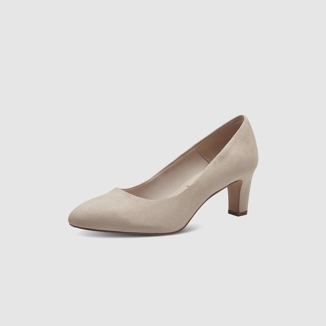 Beiger Absatzschuh mit spitzem Vorderteil. Beiger Absatzschuh mit spitzem Vorderteil.