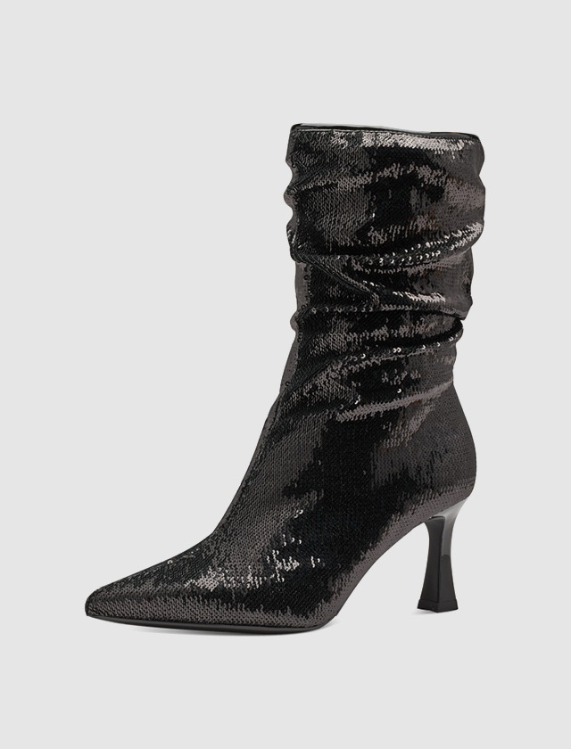 Schwarze, schimmernde Stiefel mit einem hohen Absatz und gerafftem Design. Schwarze, schimmernde Stiefel mit einem hohen Absatz und gerafftem Design.