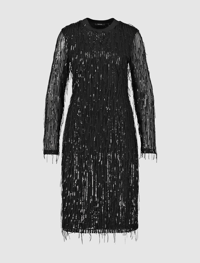 Ein schwarzes Kleid mit langen Ärmeln und fransigen Details. Ein schwarzes Kleid mit langen Ärmeln und fransigen Details.