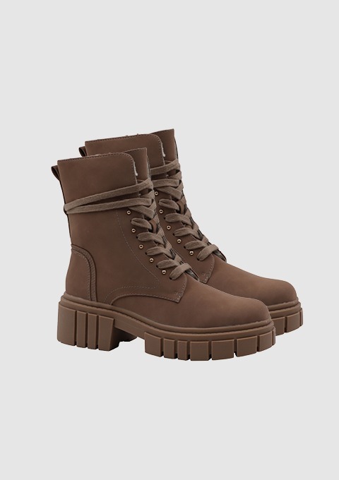 Braune Stiefel mit dicker Sohle und Schnürung.