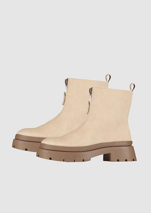 Beige Stiefeletten mit dickem Absatz und seitlichem Reißverschluss.