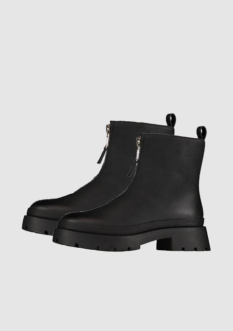 Schwarze Stiefeletten mit Reißverschluss und dicker Sohle.