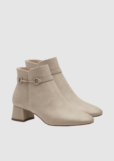 Beige Stiefeletten mit Blockabsatz und dekorativem Riemen.