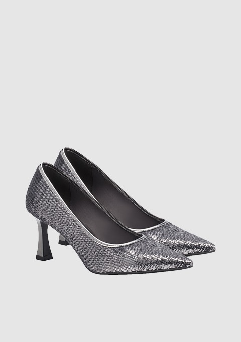 Zwei silberne, spitze High Heels mit einem Blockabsatz.
