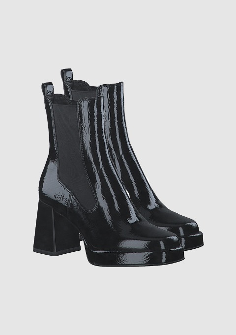 Schwarze, glänzende Stiefeletten mit blockförmigem Absatz.