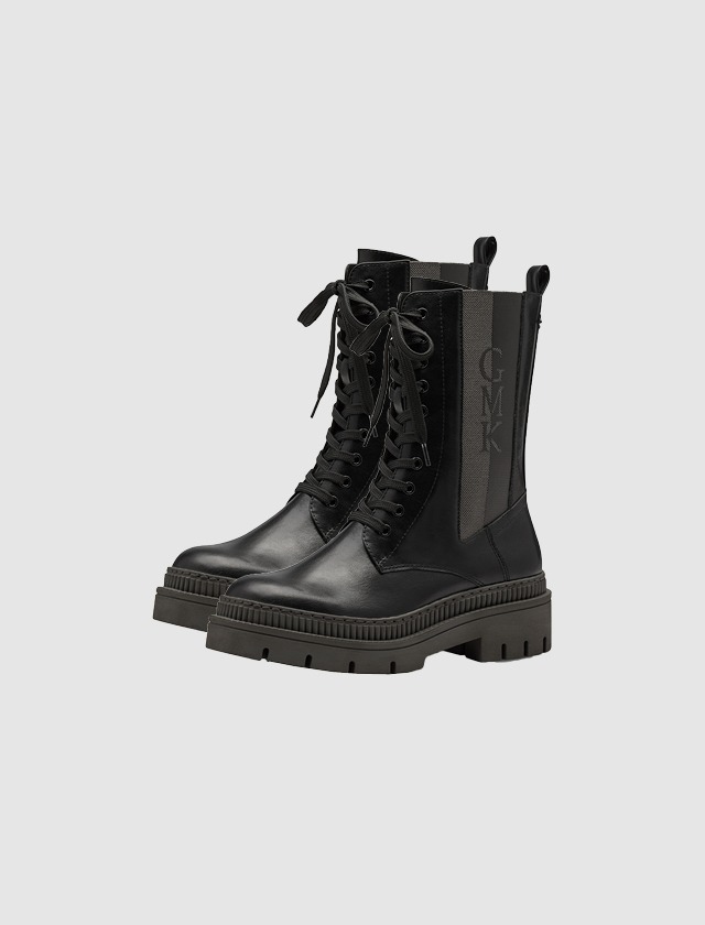 Schwarze Stiefel mit Schnürung und Gummisohle.