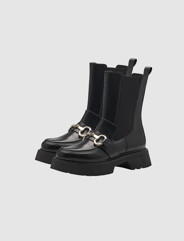 Schwarze Stiefeletten mit breiter Sohle und dekorativen Schnallen.