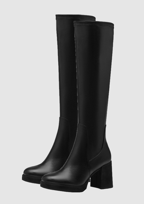 Schwarze Stiefel mit hohem Absatz.
