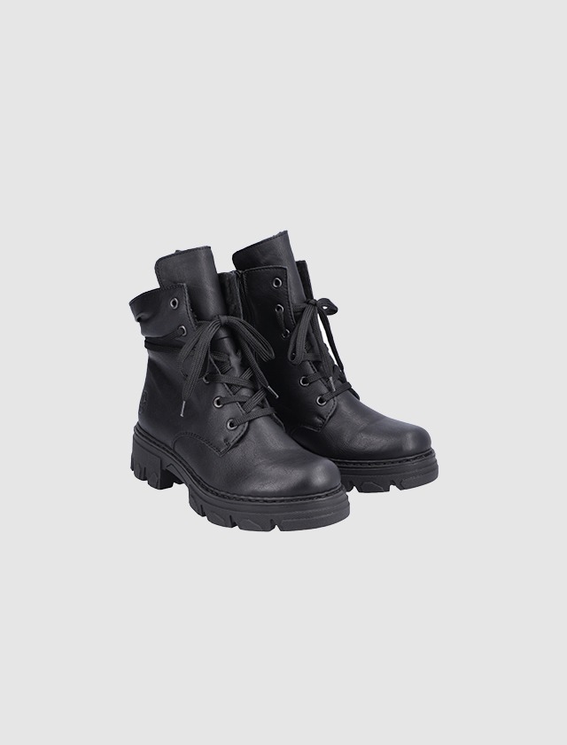 Schwarze Stiefel aus Leder mit Schnürung.