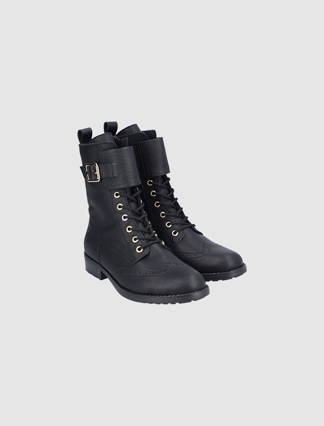 Schwarze Stiefel mit Schnürung und einem Riemen am Knöchel.