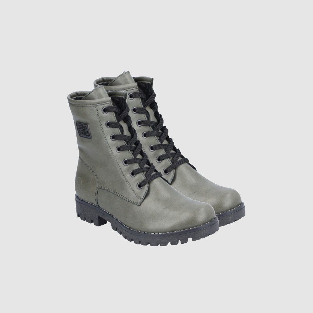 Grüne Outdoor-Stiefel mit schwarzen Schnürsenkeln.