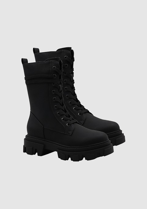 Schwarze Stiefel mit Schnürung und dicker Sohle.