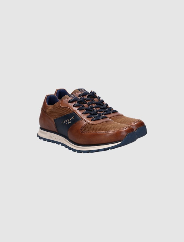 Braune Sportschuhe mit schwarzen Schnürsenkeln und hellen Sohlen.
