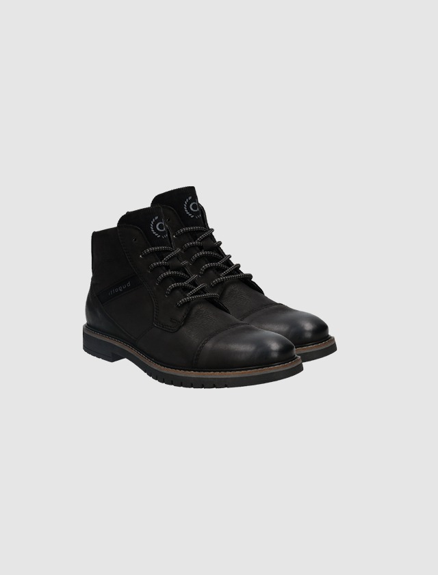 Schwarze Stiefel mit Schnürung.