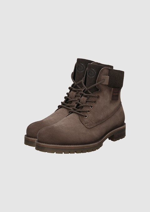 Braune Stiefel aus Wildleder mit Schnürung und gepolstertem Schaft.