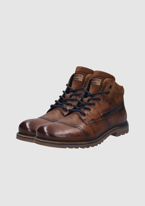 Braune Lederboots mit Schnürung und seitlichem Reißverschluss.