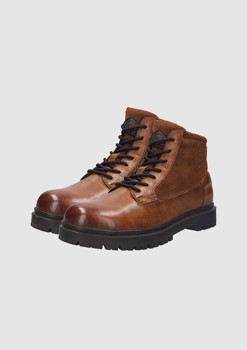 Braune Stiefel mit Schnürsenkeln und griffiger Sohle.