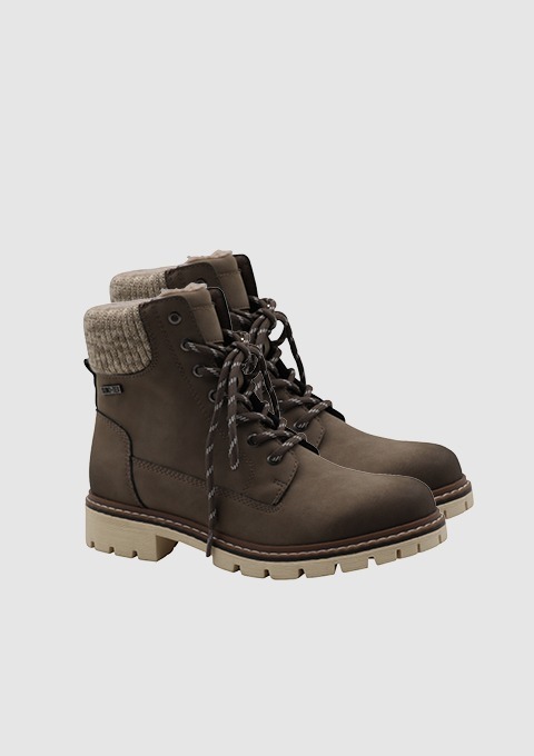 Braune Stiefel mit einem Strickoberteil und Schnürsenkeln.
