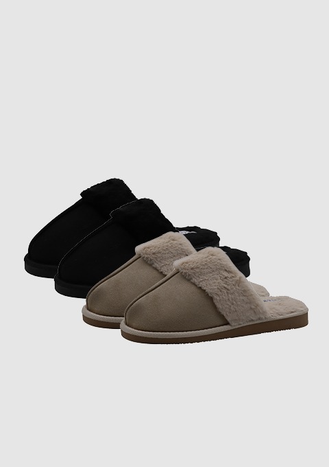 Zwei Paar Hausschuhe in Schwarz und Beige, jeweils mit einem Fellkragen.