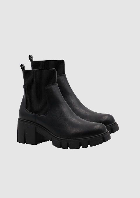 Schwarze Ankle Boots mit Blockabsatz und elastischen Einsätzen.