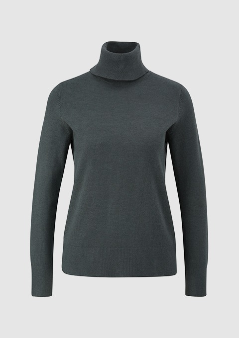 Dunkelgrauer Pullover mit Stehkragen.
