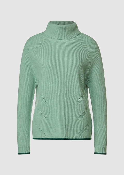Grüner Pullover mit hohem Kragen und Raglanärmeln.