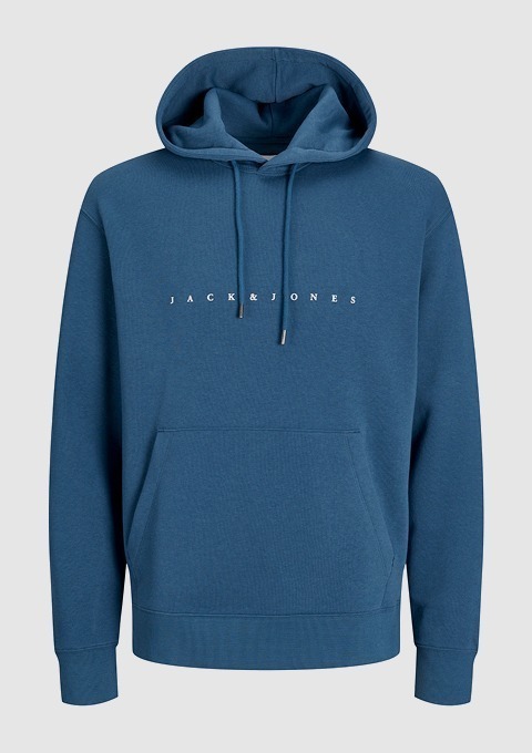 Ein blauer Kapuzenpullover von Jack & Jones mit einer Kängurutasche und Schriftzug auf der Brust.