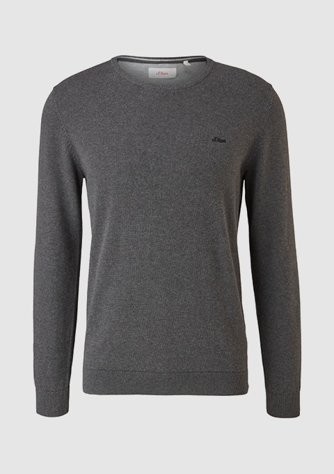 Ein grauer Pullover mit Rundhalsausschnitt.