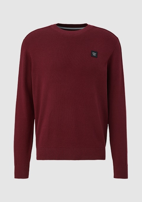 Roter Pullover mit Rundhalsausschnitt und kleinem Logo auf der Brust.
