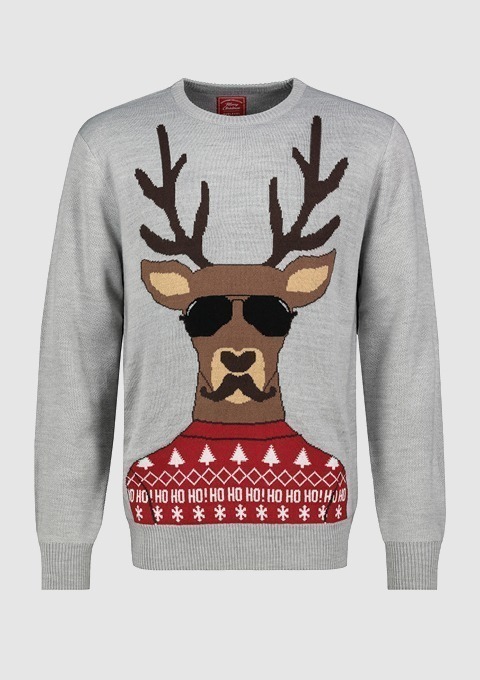 Ein grauer Pullover mit einem weihnachtlichen Rentier-Motiv, das Sonnenbrillen trägt. Unten ist ein roter Bereich mit weißen Schneeflocken und dem Text "HO HO HO".