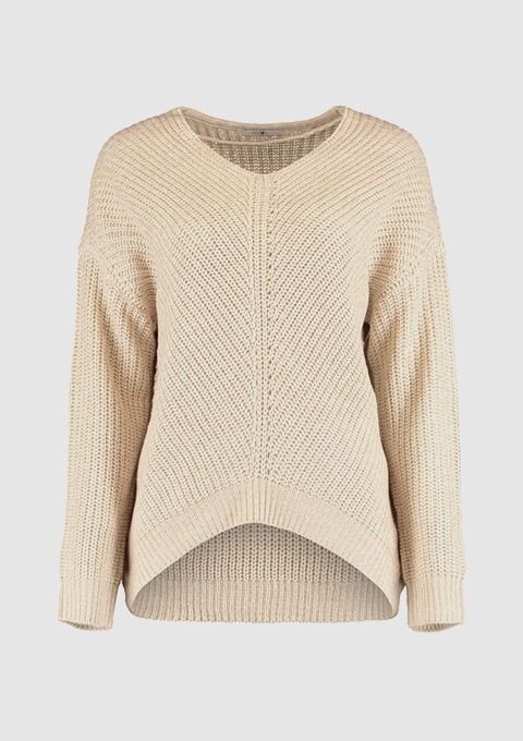 Beiger Pullover aus grobem Strick mit V-Ausschnitt und überschnittenen Schultern.