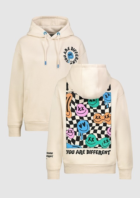 Ein beigefarbener Hoodie mit bunten, geometrischen Mustern und dem Text "YOU ARE DIFFERENT" auf der Rückseite.