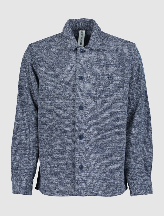 Ein langärmliges, blaues Hemd mit einem strukturierten Muster und Knöpfen. Ein langärmliges, blaues Hemd mit einem strukturierten Muster und Knöpfen.
