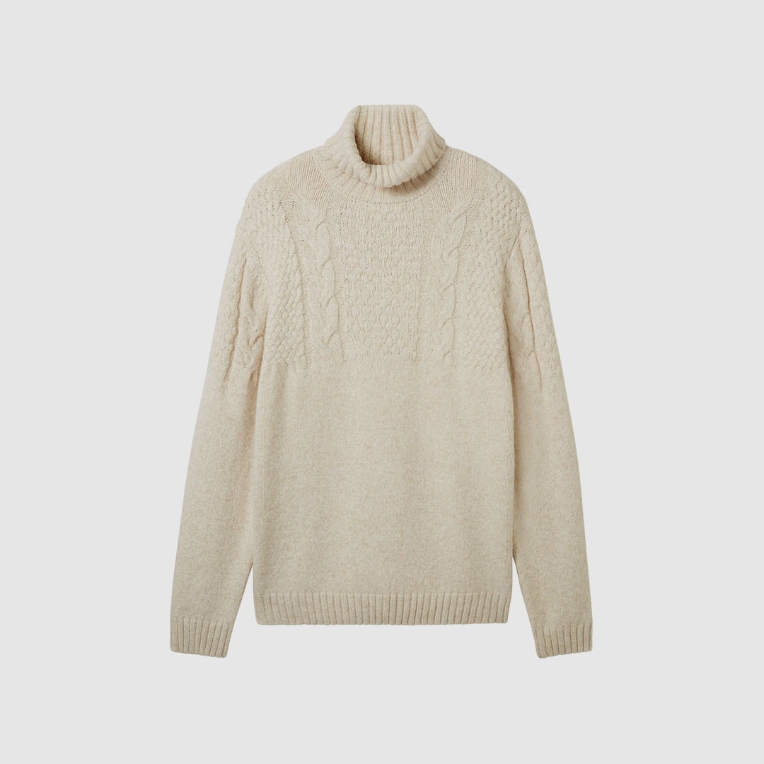 Ein beigefarbener Pullover mit hohem Kragen und strukturiertem Muster. Ein beigefarbener Pullover mit hohem Kragen und strukturiertem Muster.