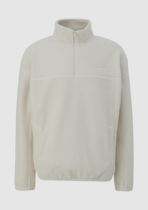 Ein heller, fleeceartiger Pullover mit Halbzip und Brusttasche. Ein heller, fleeceartiger Pullover mit Halbzip und Brusttasche.