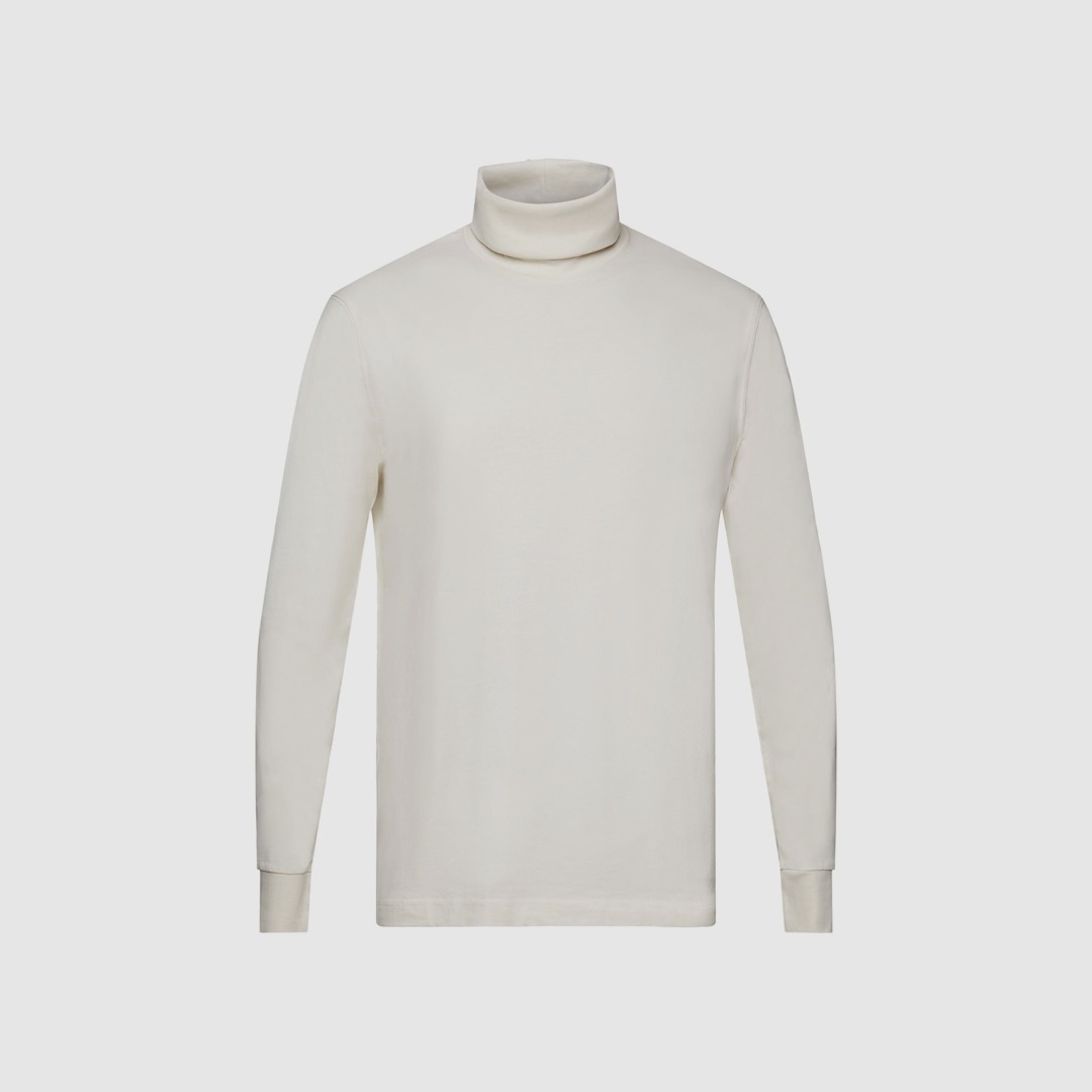Ein cremefarbener, langärmeliger Pullover aus strukturiertem Material. Ein cremefarbener, langärmeliger Pullover aus strukturiertem Material.