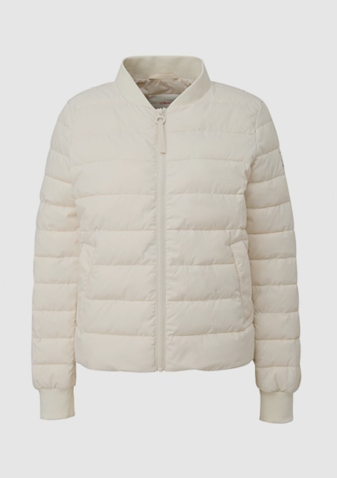 Eine helle, gesteppte Damenjacke mit Reißverschluss und Stehkragen. Eine helle, gesteppte Damenjacke mit Reißverschluss und Stehkragen.