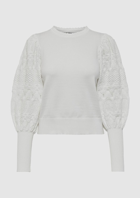Weißer Pullover mit gepufften Ärmeln und Spitzendetails. Weißer Pullover mit gepufften Ärmeln und Spitzendetails.