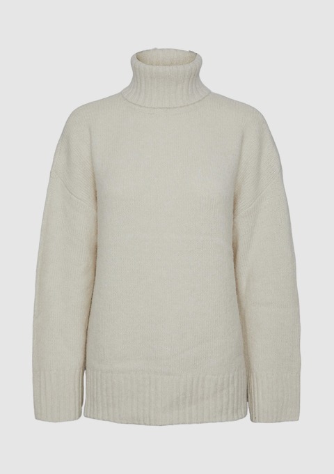 Beige Pullover mit Stehkragen. Beige Pullover mit Stehkragen.