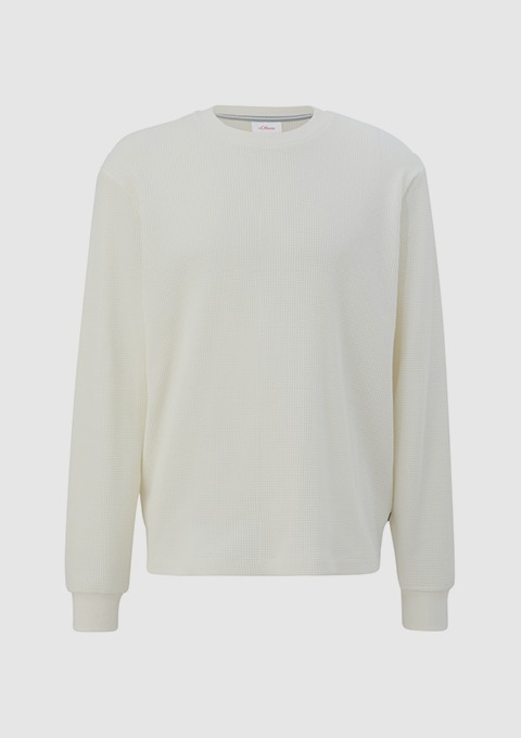 Ein langärmliges, cremefarbendes Sweatshirt aus einem strukturierten Material. Ein langärmliges, cremefarbendes Sweatshirt aus einem strukturierten Material.