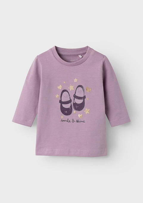 Ein lila T-Shirt mit einem Aufdruck von Schuhen und dem Text „smile & shine“. Ein lila T-Shirt mit einem Aufdruck von Schuhen und dem Text "smile & shine".