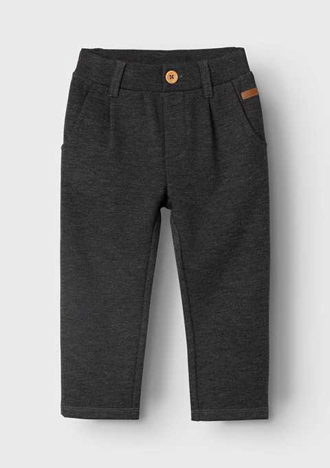 Dunkelgraue, lässige Kinderhose mit Gürtel und Taschen. Dunkelgraue, lässige Kinderhose mit Gürtel und Taschen.