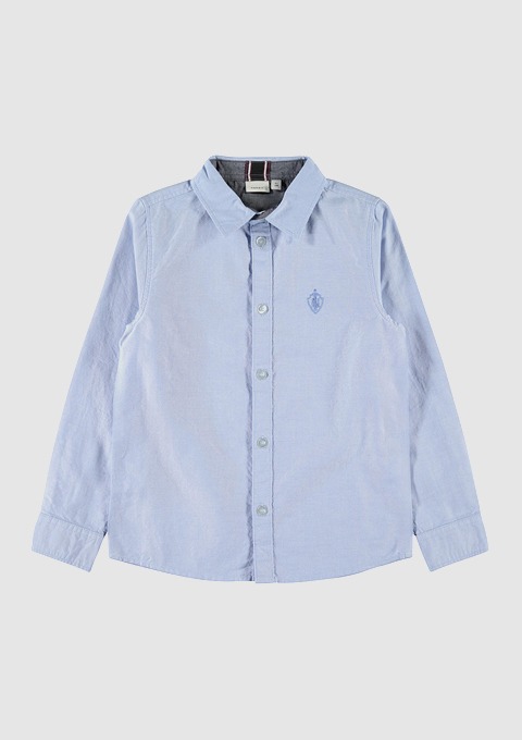Ein hellblaues, langärmliges Hemd mit Knöpfen und einem Logo auf der Brust. Ein hellblaues, langärmliges Hemd mit Knöpfen und einem Logo auf der Brust.