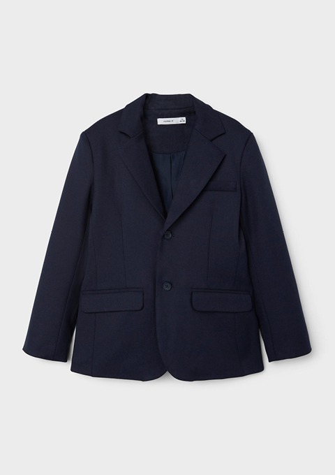 Ein dunkelblauer Blazer mit zwei Taschen und einem Reverskragen. Ein dunkelblauer Blazer mit zwei Taschen und einem Reverskragen.