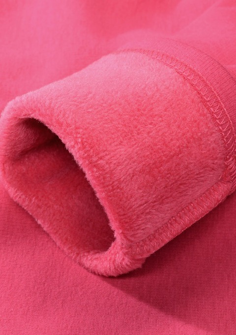 Ein Detailansicht der Innenansicht eines pinken Sweatshirt-Ärmels. Ein Detailansicht der Innenansicht eines pinken Sweatshirt-Ärmels.