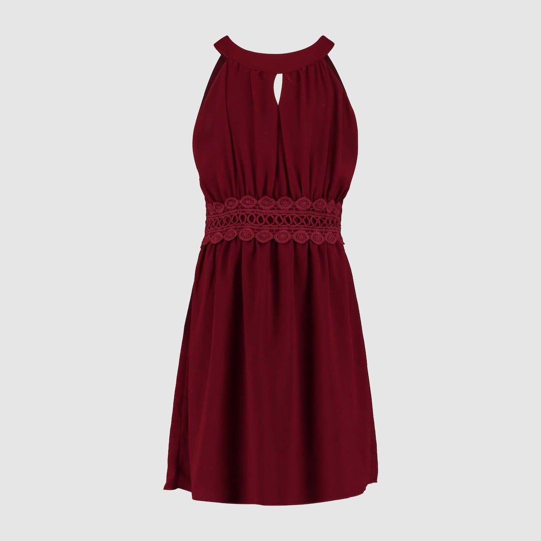 Ein rotes Kleid mit einem schmalen, gehäkelten Gürtel und einem runden Ausschnitt. Ein rotes Kleid mit einem schmalen, gehäkelten Gürtel und einem runden Ausschnitt.