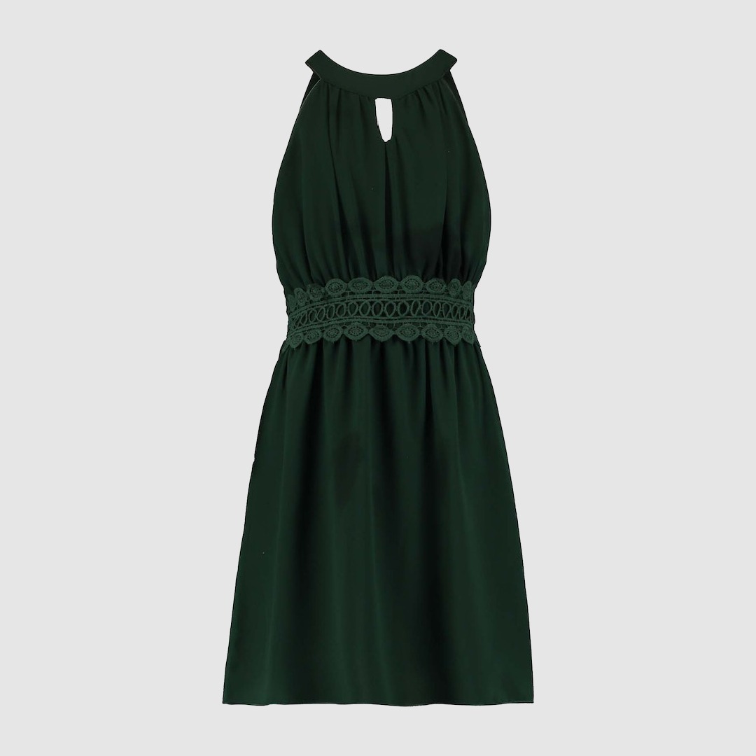 Ein grünes, ärmelloses Kleid mit einem geflochtenen Bund. Ein grünes, ärmelloses Kleid mit einem geflochtenen Bund.