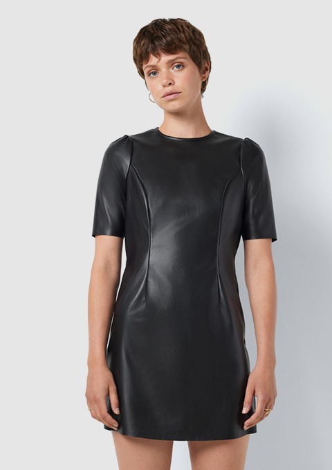 Eine Person trägt ein schwarzes, kurzes Kleid aus Leder mit kurzen Ärmeln. Eine Person trägt ein schwarzes, kurzes Kleid aus Leder mit kurzen Ärmeln.